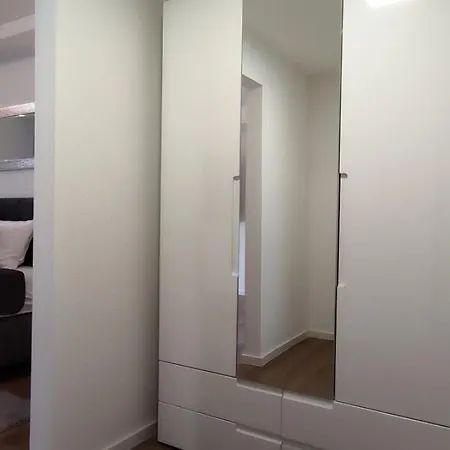 1 Bedroom W King Size Bed, 3 Min To Rab 아파트